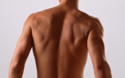Эпиляция спины у мужчин